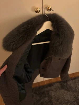 Meotine  - Säljer denna otroligt fina jackan från Meotine i den gamla slutsålda modellen. Fortfarande i gott skick, väldigt fin & fluffig päls. Lite nopprig men inget som inte går att fixa.  🌸🩶
