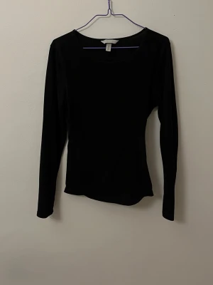 Långärmad tröja  - Svart långärmad tröja från H&M. Har använts, men har senaste året bara varit i garderoben