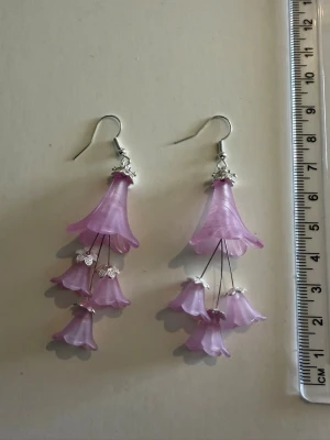 Lila/rosa blomformade örhängen - Nickelfri 
