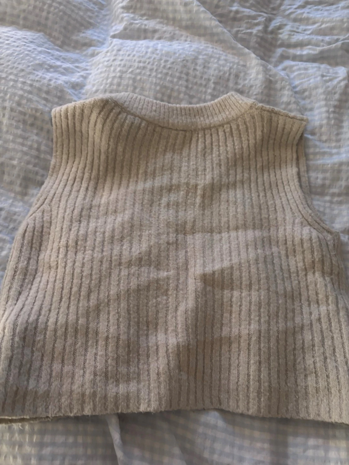 Beige ribbad stickad väst - 1