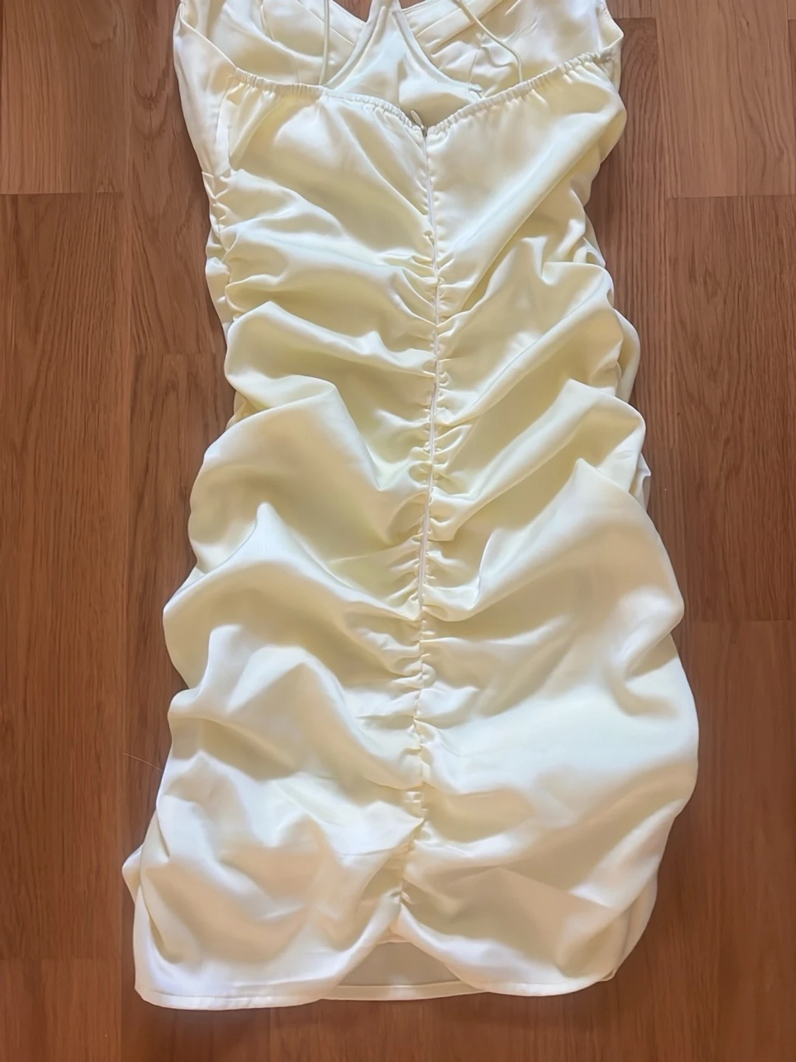 Champagnefärgad satin klänning - 1