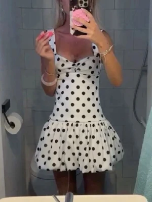 Polka dress Zara  - Vit prickig klänning ifrån Zara i storlek M! 