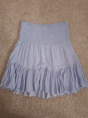 Kjol - Minikjol med små blommor på från lager 157 i storlek s. Man kan använda den som en topp. Skriv för fler bilder 💞