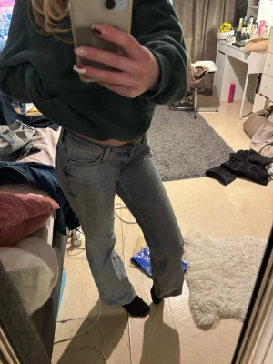 Ljusblå low waist jeans - Säljer ett par ljusblåa low waist jeans som har en lite ”rakare” bootcut och en lite lösare passform.  Jeansen kommer från weekday och är i stolek 26/32. 