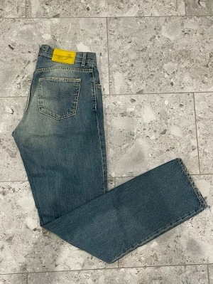 Jacob Cohën Jeans - Jacob Cohën || Storlek 33 || Jeansen är i bra skick || Tveka inte på att höra av dig vid frågor eller funderingar 
