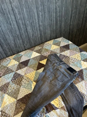 Gråblå raka jeans - Snygga gråblå jeans med klassisk femficksdesign och raka ben. Jeansen har en diskret tvättad look och är perfekta för en avslappnad stil. Materialet är troligtvis bomull med lite stretch för extra komfort.