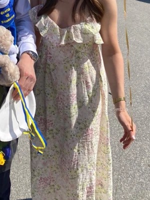 Blommig långklänning med volang - Säljer superpopulär klänning från hm. Använd vid endast 2 tillfällen. Skriv för fler bilder.