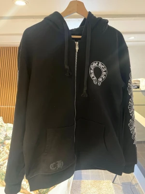 Chrome Hearts zip up hoodie - Svart zip up hoodie från Chrome Hearts. Super bra skick och en klassisk clean! Hör av dig vid frågor eller funderingar!