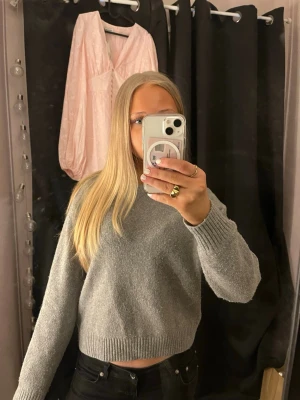 Grå stickad tröja med rund hals - Grå stickad tröja från H&M, använd helt okej mycket men märks inte av på materialet !