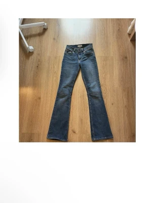 Mörkblå bootcut jeans - Snygga mörkblå bootcut jeans. Från Gina andvända men syns inte jag tror dom är tall men säljer dom för jag kan inte ha dom längre dom har blivit för korta för mig Ny pris  runt 400 pris kan diskuteras.