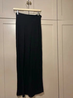 maxi skirt - svart maxi skrirt från Nelly 