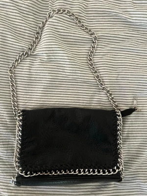 Svart axelväska från Tiamo - Säljer denna svarta axelväska från Tiamo💗Den är i bra skick och jag har kortat ner axelbandet lite så den inte är lika lång❣️Nypris 550kr