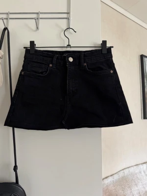 Jeanskjol - Jättefin svart jeanskjol❣️