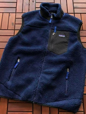 HELT NY: Patagonia Retro-X Väst (Medium) - Helt ny Patagonia Classic Retro-X fleeceväst med alla lappar kvar! 🏷️ Ikonisk modell i Off-white/Navy. Varm, helt vindtät och i absolut toppskick. Nypris ca 2300kr. Skickas spårbart direkt efter köp! Skriv vid frågor 🤝 