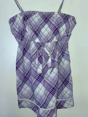 Vintage Y2K topp med rosett - Köpt via sellpy, bilder är därifrån. Kan skicka fler vid önskemål. Den kan bäras med eller utan axelband. Skriv vid frågor❤️