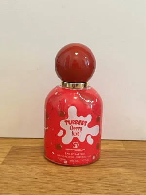 Tubbees Cherry Luxe parfym - Tubbees Cherry Luxe Eau de Parfum, 50 ml minus några sprut. Doften har en lekfull och söt design som sticker ut på parfymhyllan.