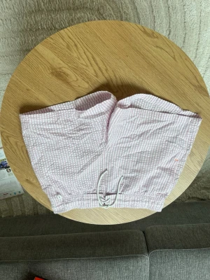 Randiga shorts från Sea Ranch - Luftiga shorts från Sea Ranch i vitt och ljusrosa med smala ränder. De har elastisk midja med snörning och är tillverkade i bomull, vilket gör dem perfekta för varma dagar. Riktigt snygga och köpte dom i somras.