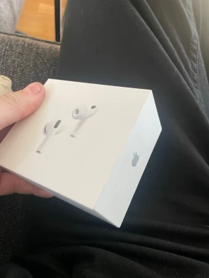 Apple AirPods Pro 3 trådlösa hörlurar - Säljer tre par Apple AirPods Pro 3. Säljer ett par för 1500. Kan sälja dom billigare om du köper alla 3. Skriv om du vill köp så gör jag en ny annonsen. Så att denna anonnsen inte försvinner.       KVITTO FINNS!!