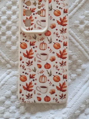 Mobilskal  - Model: Samsung galaxy S20 ultra. Snyggt mobilskal från shein med höstinspirerat mönster av pumpor, löv, kaffekoppar och bär i orange och bruna toner på krämvit bakgrund. Skal i mjukt silikon som skyddar mobilen och ger en mysig vibe.  Säljer pga att jag råkade beställa till fel mobil.