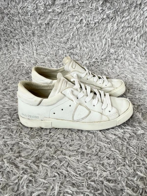 Philippe Model sneakers  - Säljer ett par sköna Philippe Model sneakers! | Fint skick men finns tecken på användning som kan ses på bilderna men inget som påverkar använding! | Storlek 40. | Ställ gärna frågor innan du köper!
