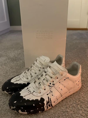 Maison margiela Gats  - Säljer ett par riktigt feta maison margiela skor med färg, skick 8/10 behövs bara lite putsning så är dom vita och nästan helt nya. Färgen har släppt släppa lite lite vid sulan men inget att oroa sig över. pris är ej hugget i sten.