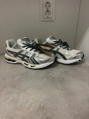 ASICS  - Säljer dess schyssta skor i storlek 45. Helt nya och skriv vid funderingar. Priset kan diskuteras vid snabb affär