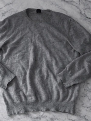 Grå cashmere tröja från Boggi Milano - Snygg grå cashmere tröja från Boggi Milano, tillverkad i Italien. Den är i 100% cashmere och kostar nypris 1700 kr. Jag säljer den för endast 499 kr !