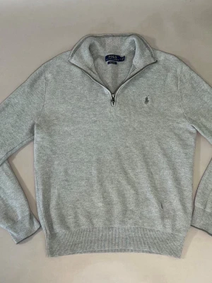 Ralph Lauren quarter zip - Säljer en snygg Ralph Lauren tröja i storlek M. Perfekt skick och väldigt bekväm – passar både till vardag och lite mer uppklädda tillfällen. Klassisk stil som aldrig går ur mode. Snabb affär uppskattas! Om du köper innan kl. 22 skickas paketet senast nästa dag 📦Hör av dig vid frågor eller för fler bilder!