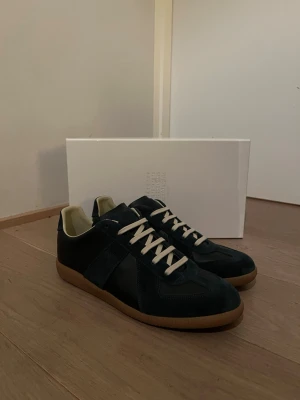 Masion Margiela gats  - Säljer mina Masion margiela gats marin blå för ett fint pris. Priset kan diskuteras ochså. Otroligt fetta skor till sommaren om man vill lyxa till det! Dust bags kommer såklart med ochså!😁😁 !använda en gång! Kvitto finns på bild men inte fysisk!🧾