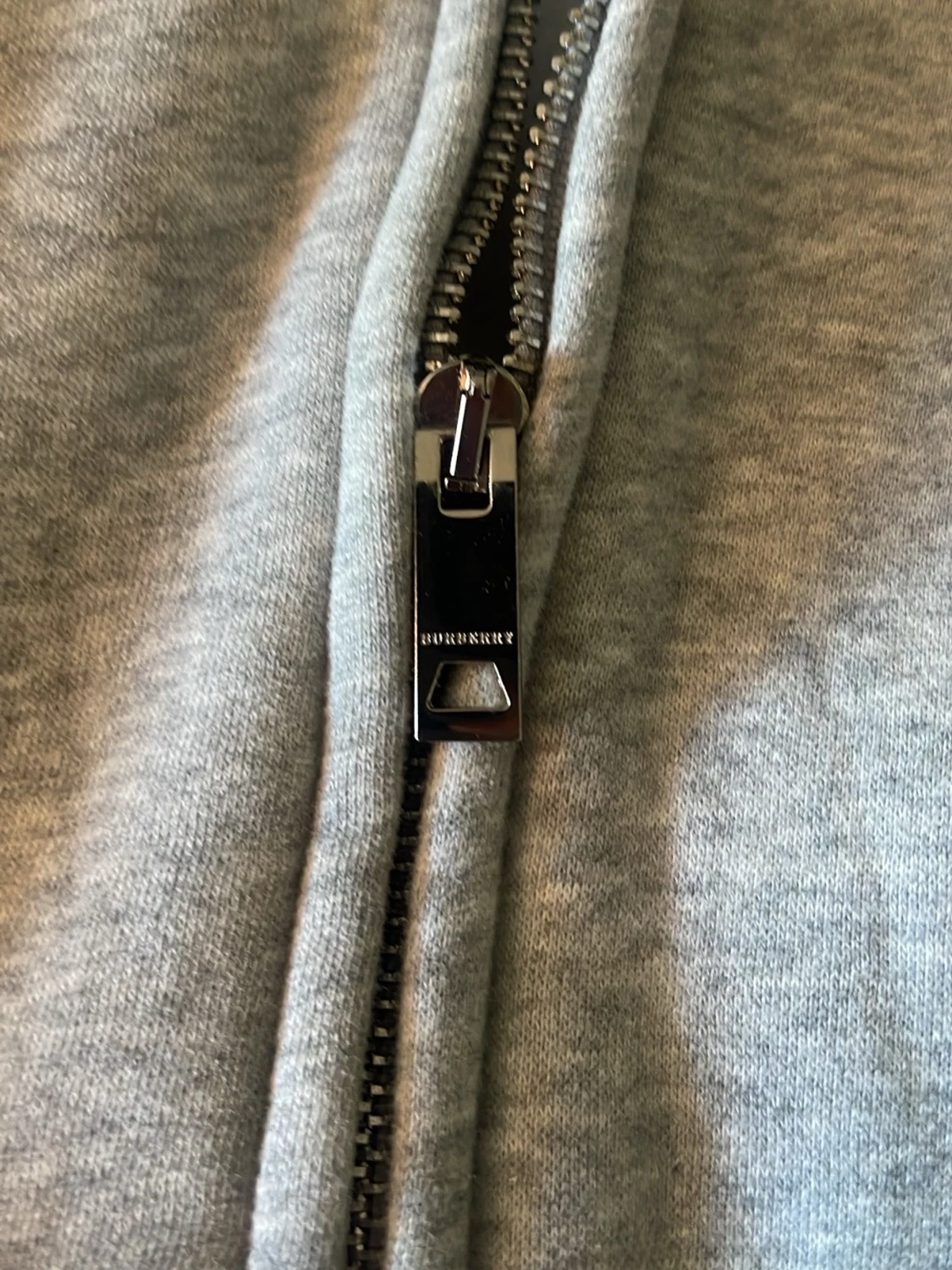 Grå hoodie från Burberry med dragkedja - 1