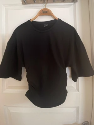 Gina tricot t shirt  - Super fin topp från Gina tricot i jätte mjukt material och som snatchar midjan helt oanvänd men utan prislapp