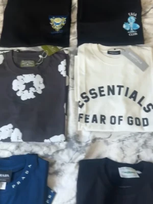 T-shirts  - Säljer märkes t-shirts vissa är äkta och säljer dom för behöver få bort några har mer om ni vill se kom privat, T-shirts=essentials,denim tear,Prada,amiri,rhude,Casablanca och mm. (Bilder kan visas bättre och alla är nya men även att storlekerna varieras tex som L,M,S)