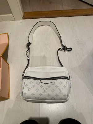 Louis vuitton messenger bag vit - Aldrig använd. Lådan är lite knöglig som man ser på bildrna pågrund av att den vart med i en flytt.