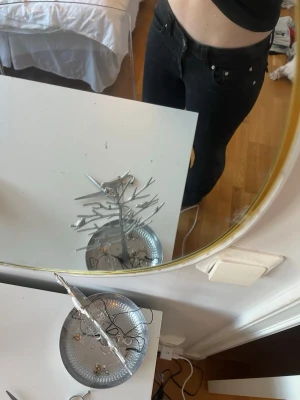 Gina Tricot - Säljer ett par svarta bootcut jeans från Gina Tricot. Jeansen har klassisk femficksdesign, låg midja och utsvängda ben. Perfekta för dig som gillar en tidlös och trendig look. Materialet är stretchigt och bekvämt.