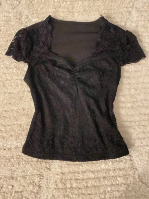 Spets topp - Jag säljer denna spelstopp då jag använt några gånger men inte vill ha mer 😍 Toppen har lite skador på spetsen (bild nummer 3). Toppen är i fint material och storlek xs från shein ❤️