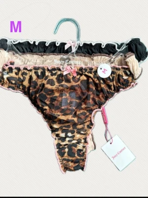 3-pack lätt genomskinliga Juicy Couture stringtrosor i M - 3-pack lätt genomskinliga Juicy Couture stringtrosor i 3 färger och mönster.  En leopardmönstrad stringtrosa med texten ”Juicy” samt  en svart med texten ”Be Mine” & en beige med texten ”Wild Babe”….tror jag det står.