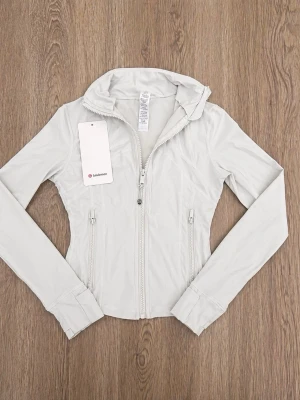 Lululemon topp - • Size: 4 (XS) • Color: White • Condition: New with tags Clean and classic white lululemon top in size 4. Never worn, still with tags. Lightweight and breathable fabric with a flattering fit — perfect for the gym, yoga or as an everyday top. 