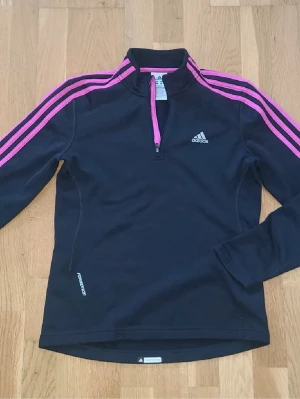 Adidas zip up  - Adidas zip up i storlek S.  Fodrad inuti. Mycket bra skick.
