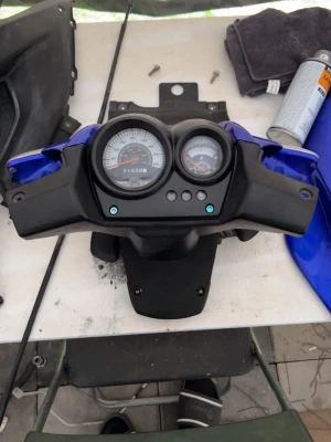 Hastighetsmätare + Styrkåpa Aerox 2007 - Hastighetsmätare, Styrkåpa fram och bak och lite tillhörande, är allt original från min 07 Aerox, kan skicka med hastighetsmätarvajern också. Trots att den är från -07 är det extremt fint skick. Skriv vid frågor, har nog inte fått med all info i annonsen. Nypris för allt ligger på cirka 5000sek. Skicka bud om priset inte passar