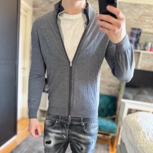 Gran Sasso cardigan - Bra skick, defekt syns på sista bilden! Storlek 50 men sitter som S. Passar dig som är mellan 170-180cm ungefär. Modellen är 185 cm, 75kg. Sänkta priser på köp av fler varor! Skriv för mer information🤝