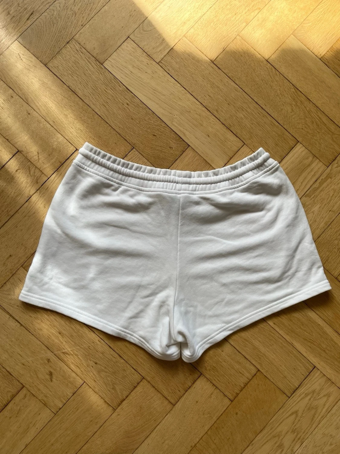 Vita mjuka shorts med snörning - 1