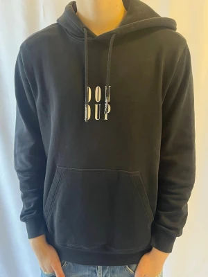 Svart hoodie från Dondup - Tjena! Säljer denna snygga Dondup Hoodie i svart. Storlek M.                                                         Ny pris: ca 4000kr.                                                      Säljs för 1299kr.                                                        Hör av er vid frågor eller funderingar! 