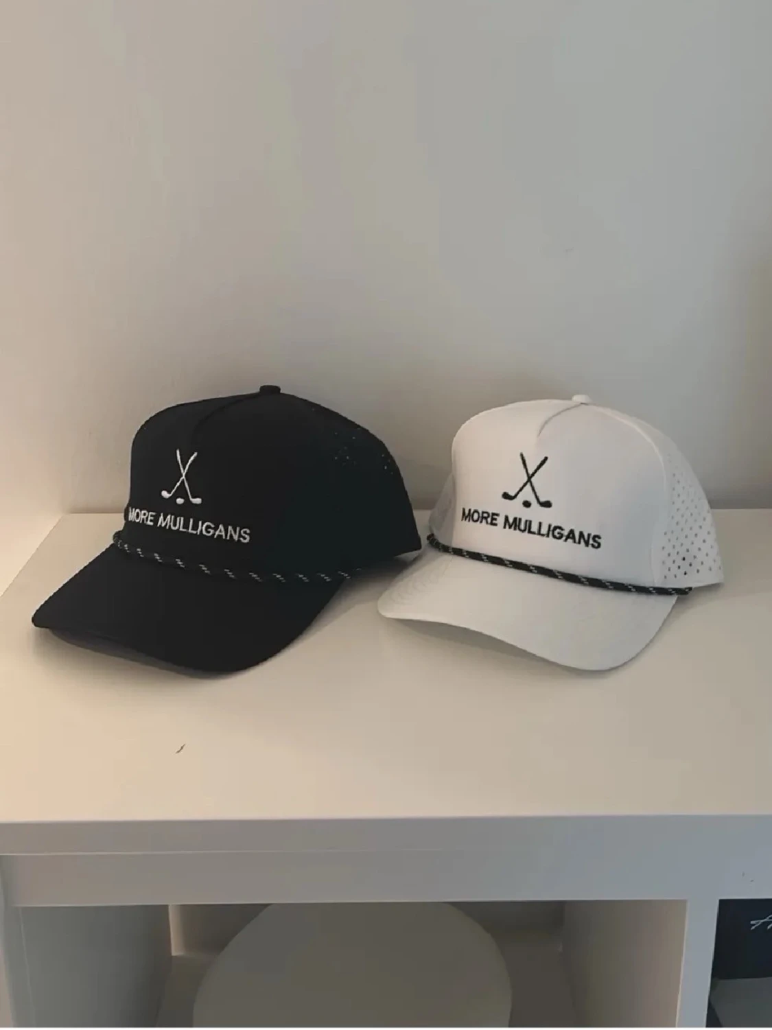 More Mulligans keps svart och vit