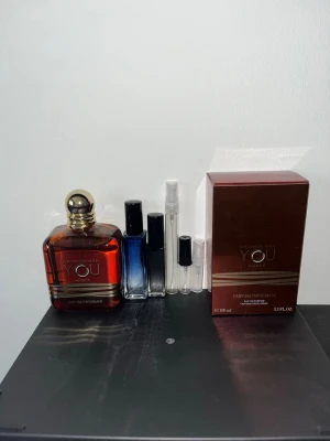 Stronger With You amber—Sample, pris i beskrivning - Pris:1ml:17kr 2ml:34kr 3ml:51kr 5ml:85kr 10ml:160kr 20ml:310kr Stronger With You Amber—Sample. Prova doften innan du köper hela flaskan!! Swy amber en god söt doft perfekt till vintern