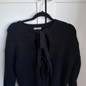 Svart stickad tröja med knytning 🩷 - Mysig svart stickad tröja från Gina tricot, jättefin och mysig och i bra skick då jag aldrig har använt den 🩷