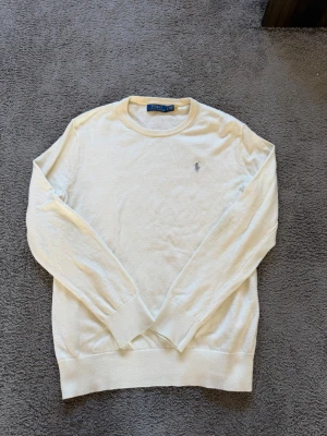 Ralph lauren sweatshirt  - Säljer en riktigt snygg krämvit Ralph Lauren tröja i Kashmir och ullblandning, den är i mycket gott skick är är perfekt till våren och sommaren. Köpt på NK för 2300 i höstas. Frågor? Kontakta mig✅ Allt gott, mvh Noah
