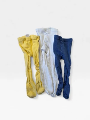 3-pack tights från Next i olika färger 86/92 - Tre par mjuka tights från Next i färgerna gul, vit och blå. Tightsen är tillverkade i en bomullsblandning med elastan för extra stretch och komfort. Perfekta att bära under klänning eller kjol för en färgglad look. 86/92 1 1/2-2 år. 