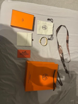 H märke armband  - Helt oanvänd och helt ny 