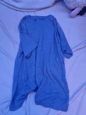 T-shirt  - Vet ej vad storleken är men skulle säga att den passar på medium
