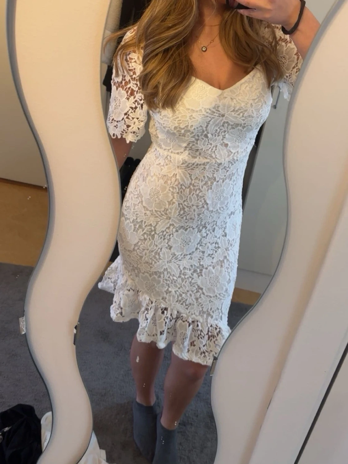 Vit spetsklänning med volang - 1